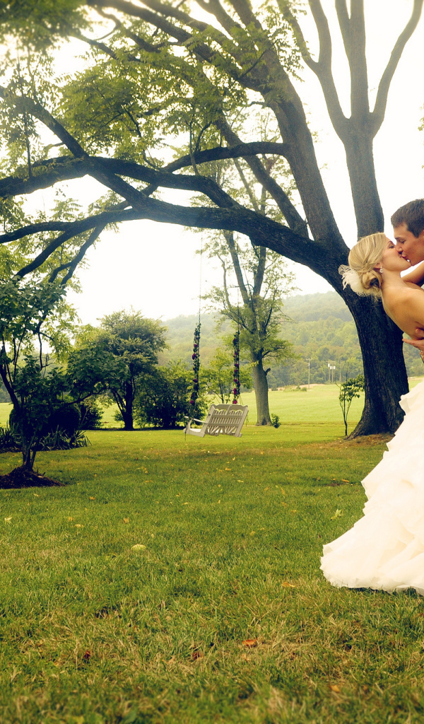 Поцелуй влюбленных в парке