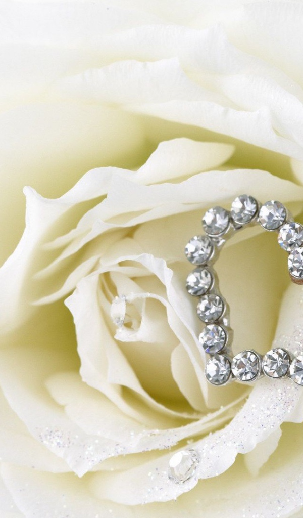 Белые розы и сердце из белых драгоценных камней