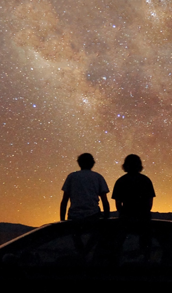 Милая пара на крыше автомобиля