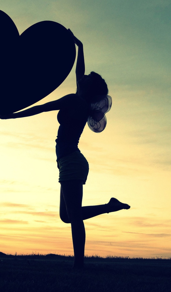 Девушка держит сердечко