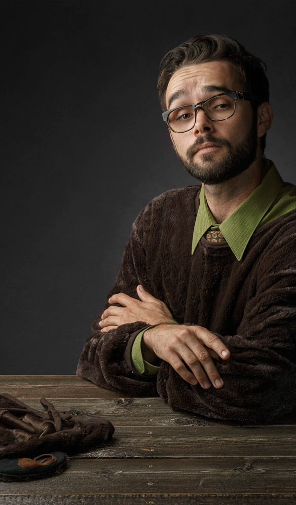 Мужчина в костюме медведя