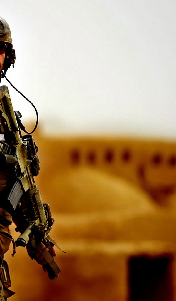 Солдат в каске