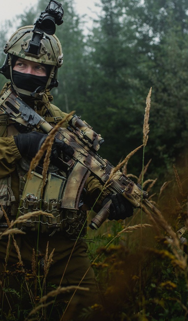 Солдат с повязкой  в траве