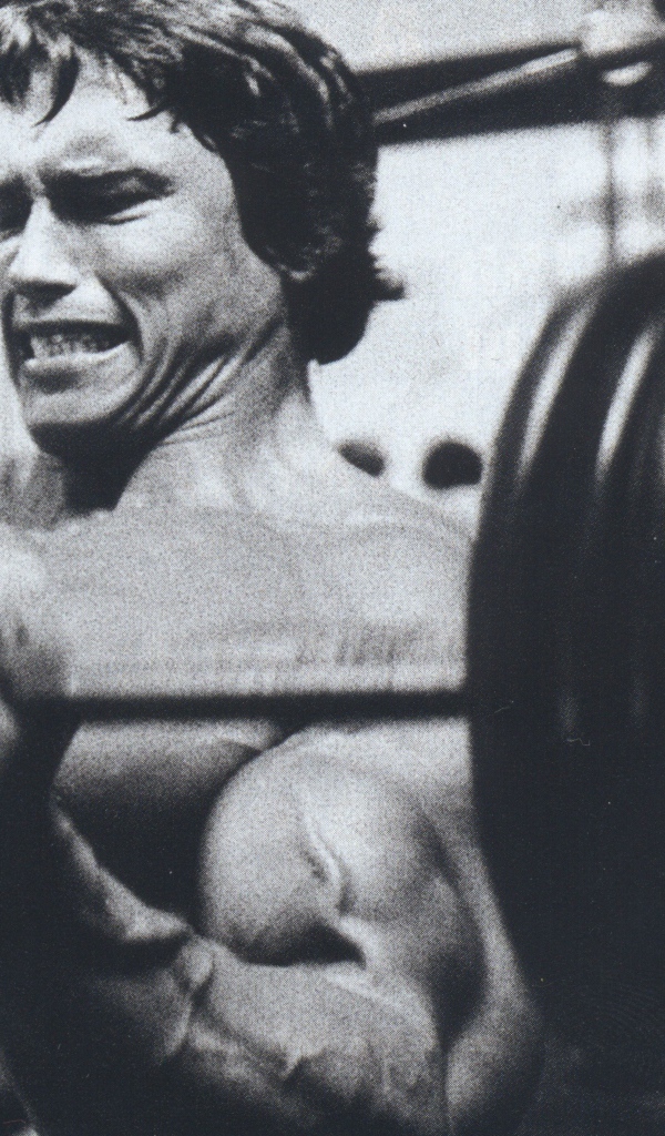 Арнольд Шварценеггер с штангой