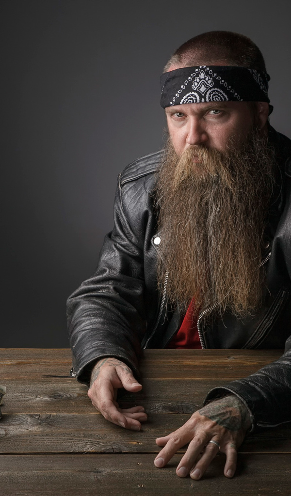 Бородатый байкер за столом