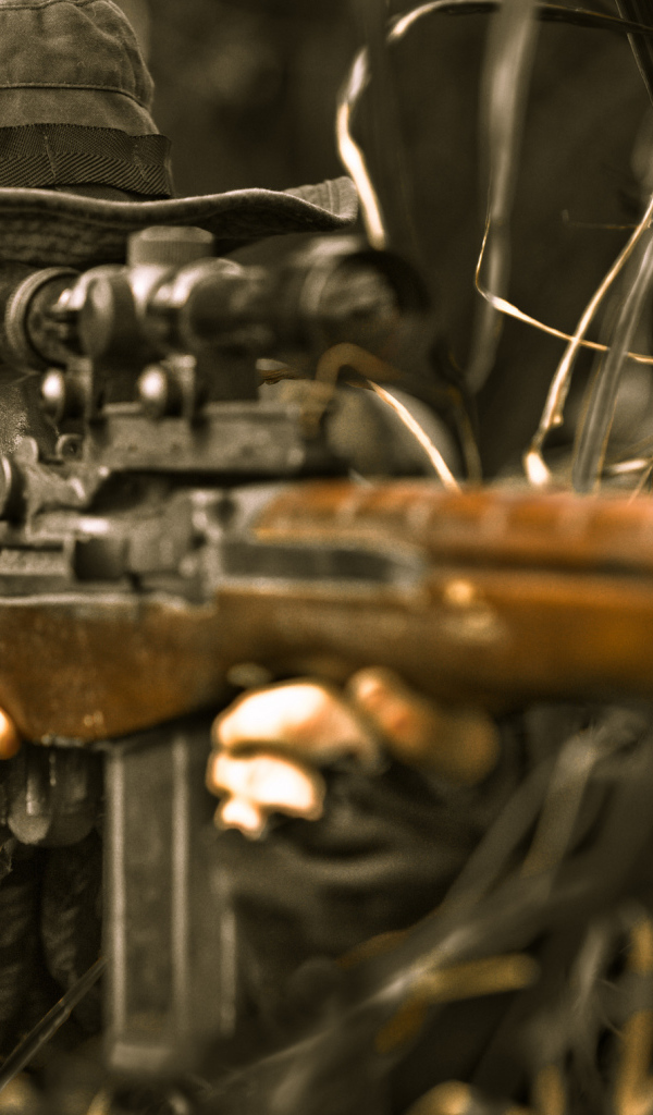 Замаскированный снайпер в траве