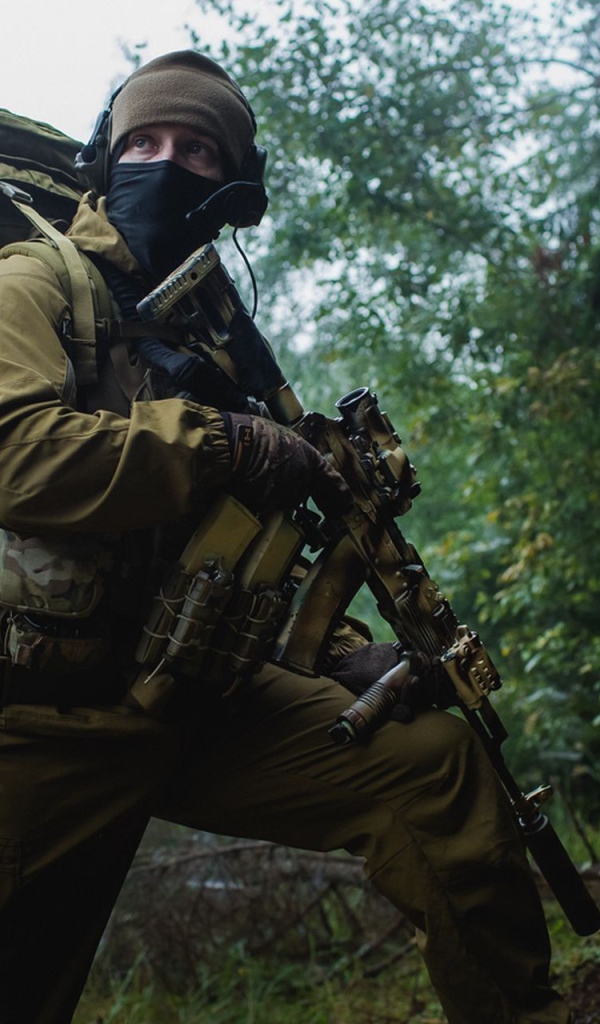 Спецназовец в полном снаряжении
