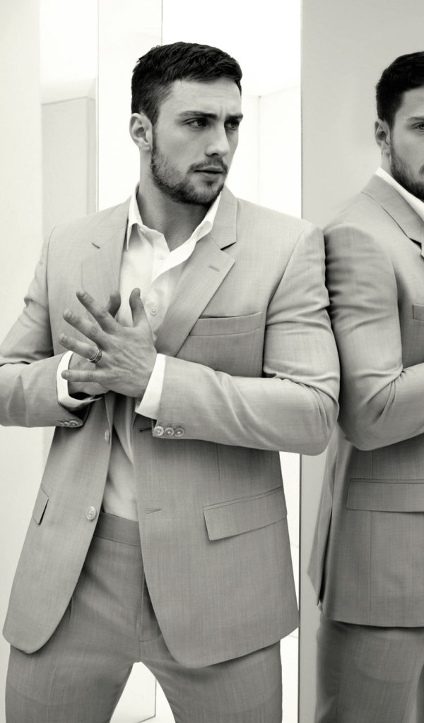 В костюме среди зеркал