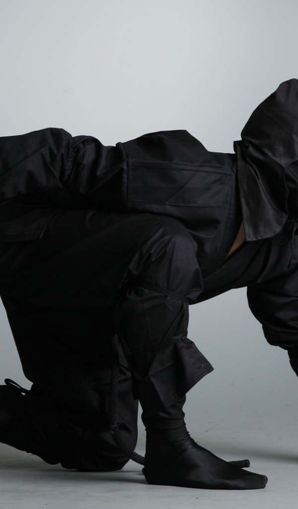 Ниндзя в черном костюме