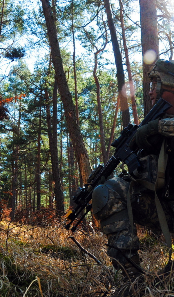 Солдат прячется за деревом