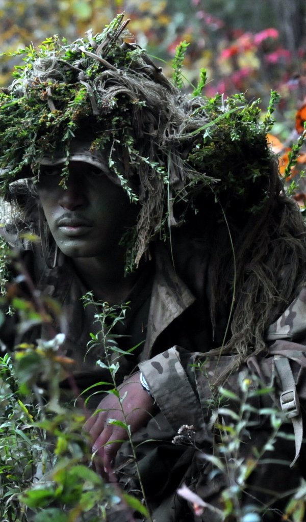 Солдат в маскировке