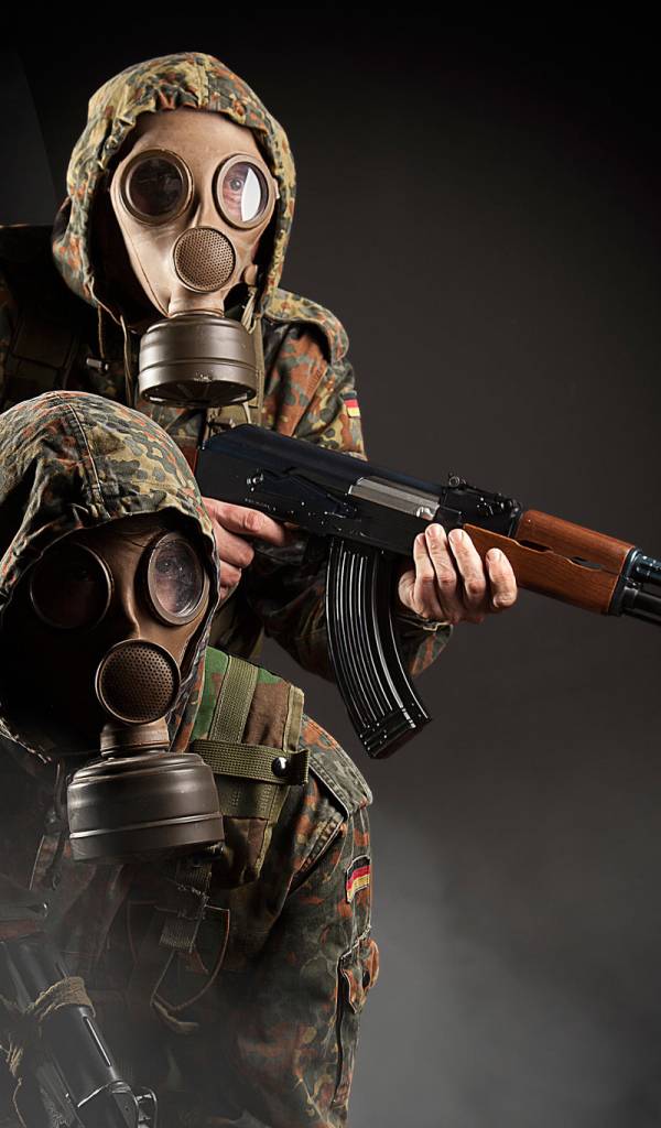 Солдаты в противогазах