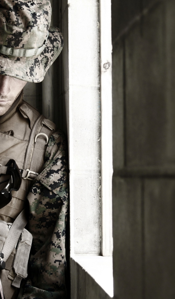 Солдат около окна