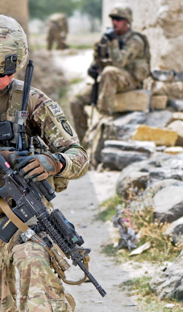 Солдат у каменной стены