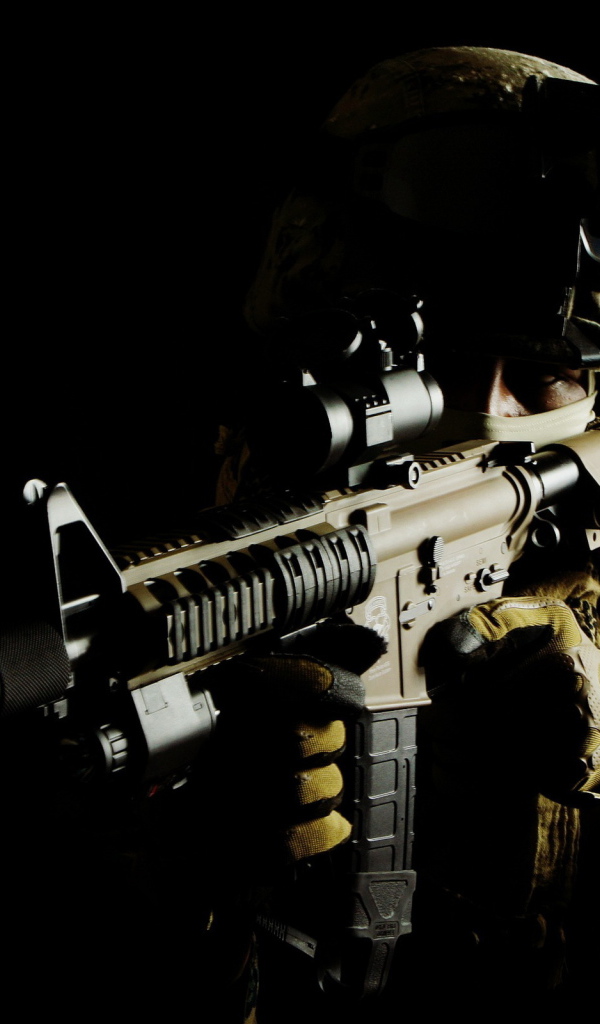 Солдат на черном фоне с автоматом