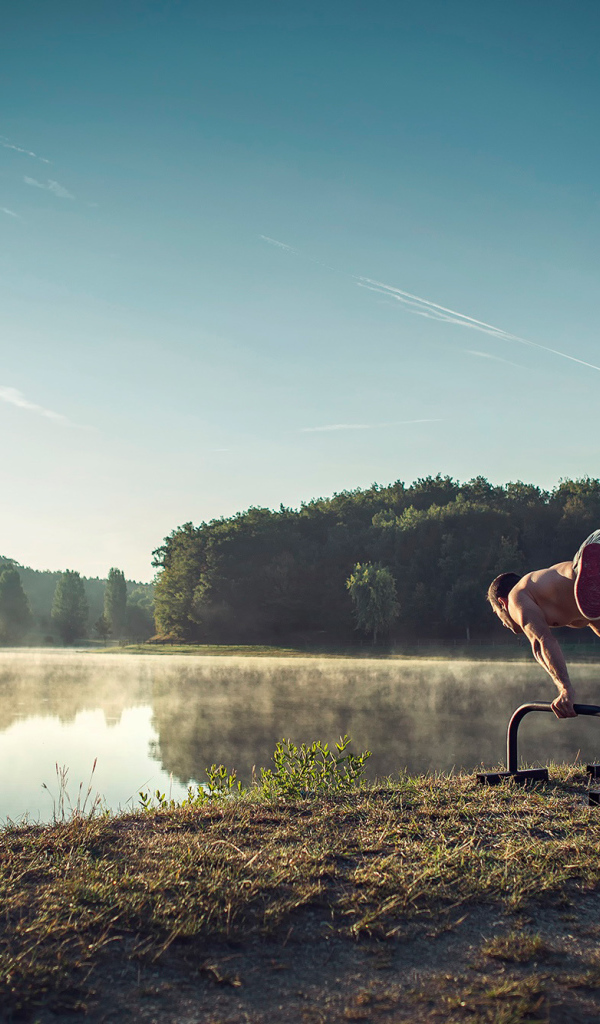 Занятия спортом у озера