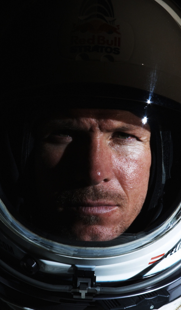 Спортсмен в космическом скафандре