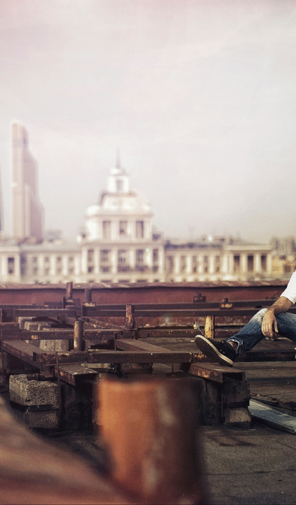 Парень смотрит на город