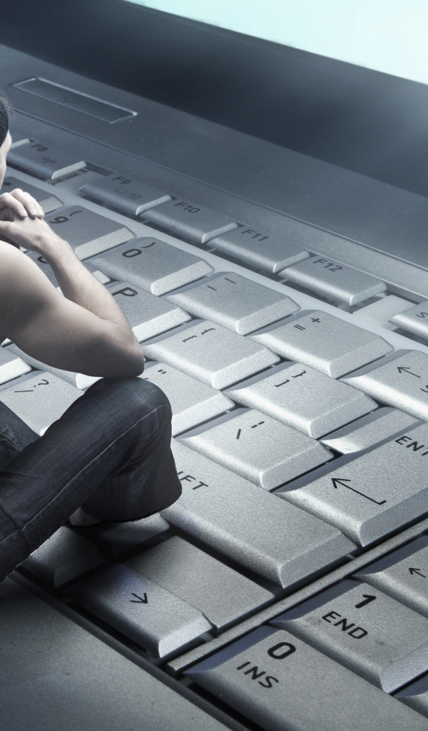Парень на клавиатуре