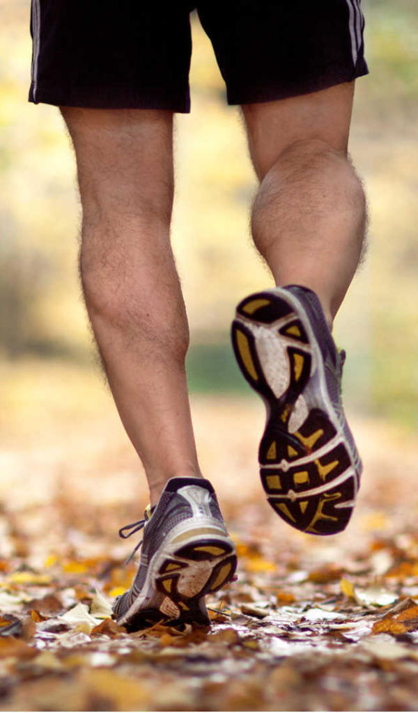 Мужчина в кедах на пробежке