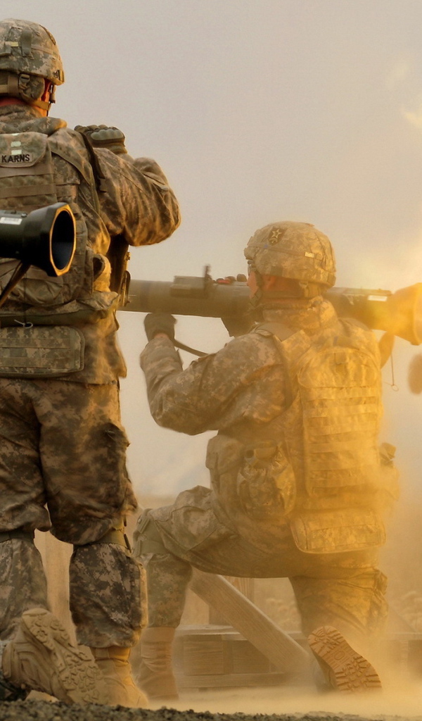 Солдаты стреляют из гранатометов