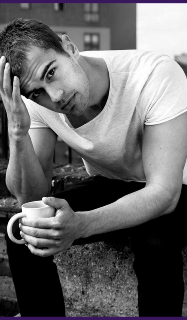 Популярный Тео Джеймс