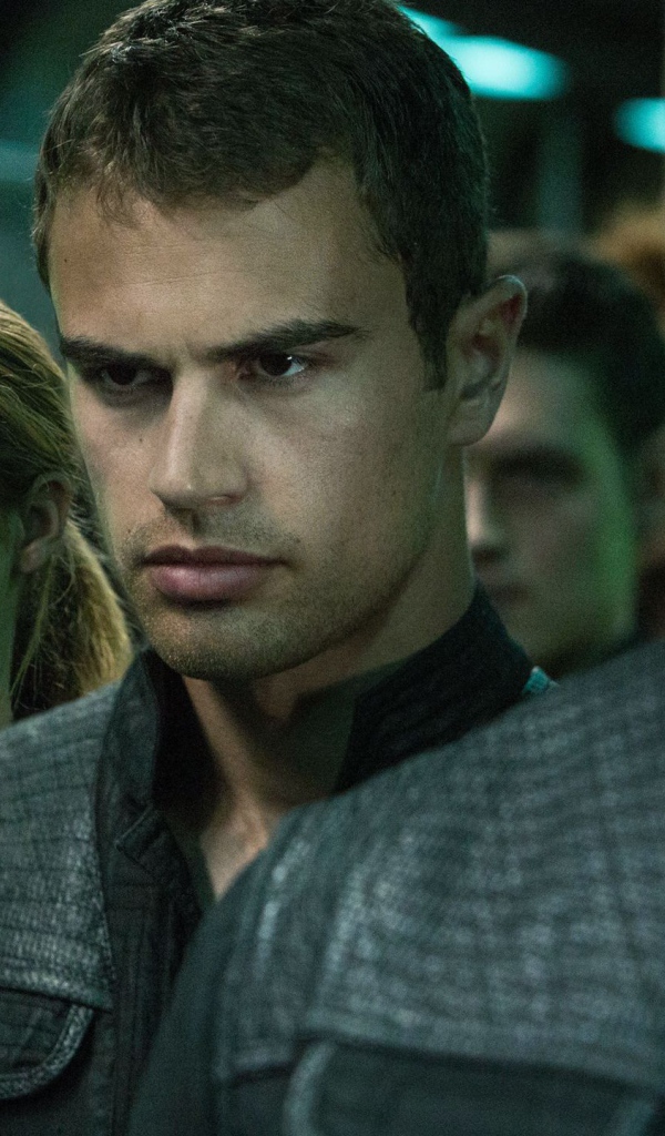 Кинозвезда Тео Джеймс