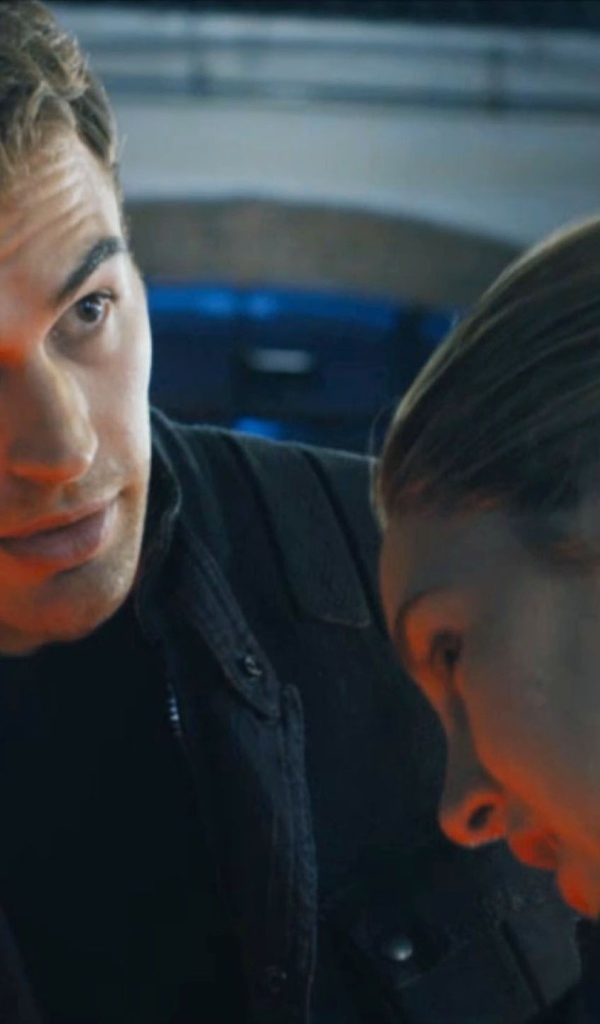 Суперзвезда Тео Джеймс