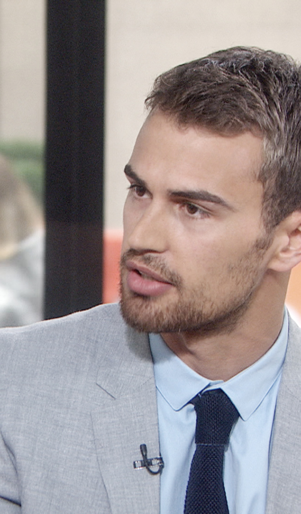 Популярная суперзвезда Тео Джеймс