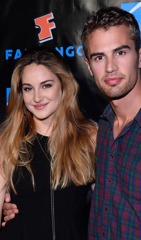 Популярная Кинозвезда Тео Джеймс