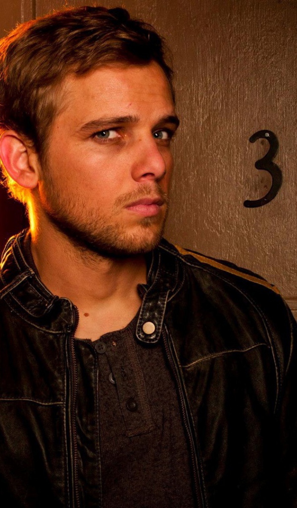 Популярный киноактер Макс Тириот