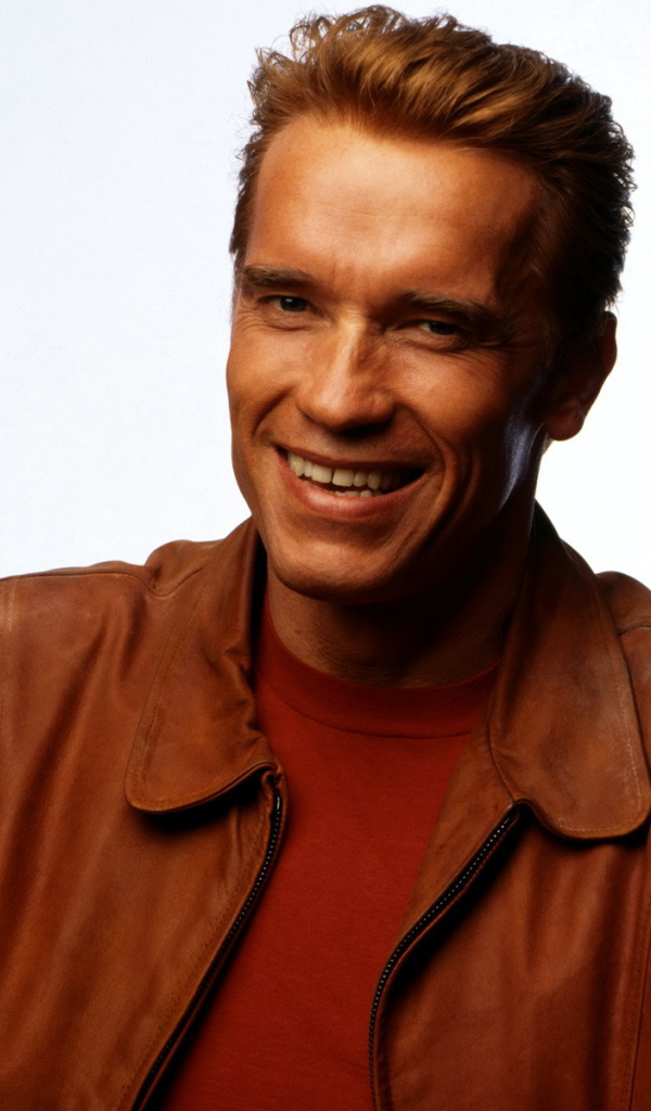 Арнольд Шварценеггер в коричневой кожаной куртке