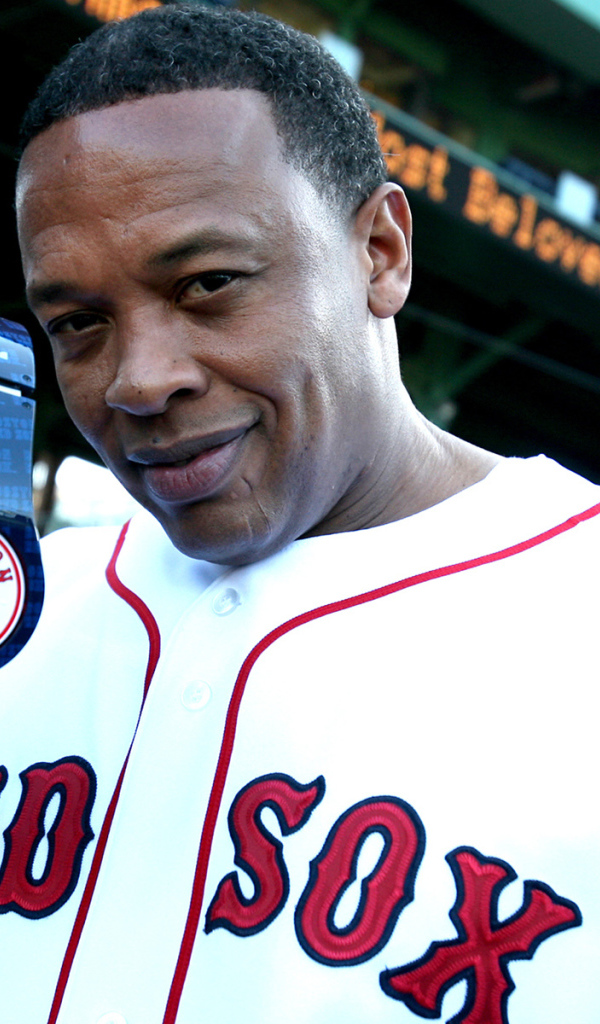 Др. Дре с наушниками