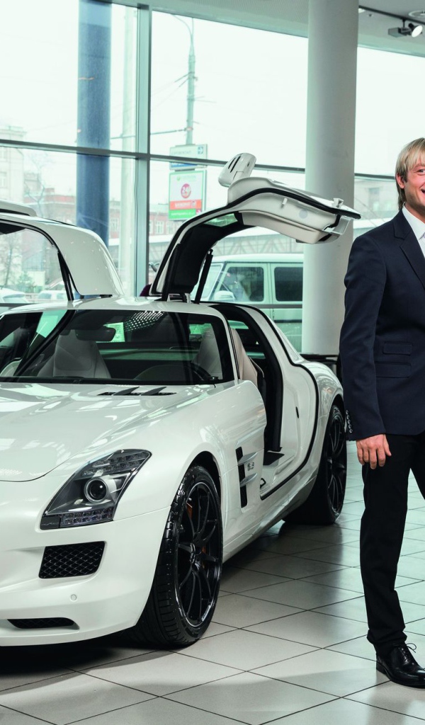 Евгений Плющенко в автосалоне