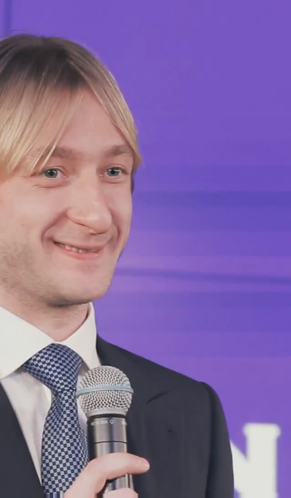 Евгений Плющенко с микрофоном