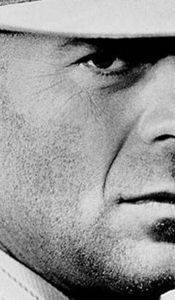 Известный актер Брюс Уиллис в белой шляпе