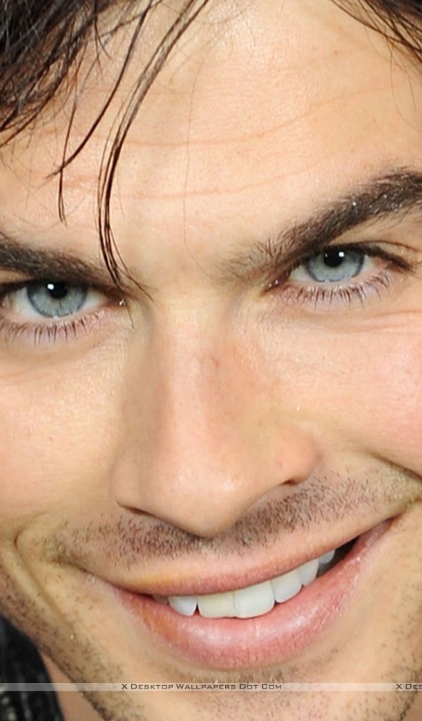 Йен Сомерхолдер улыбается