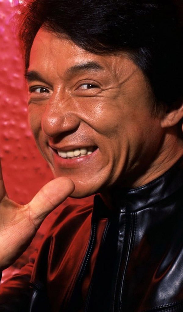 Джеки Чан улыбается