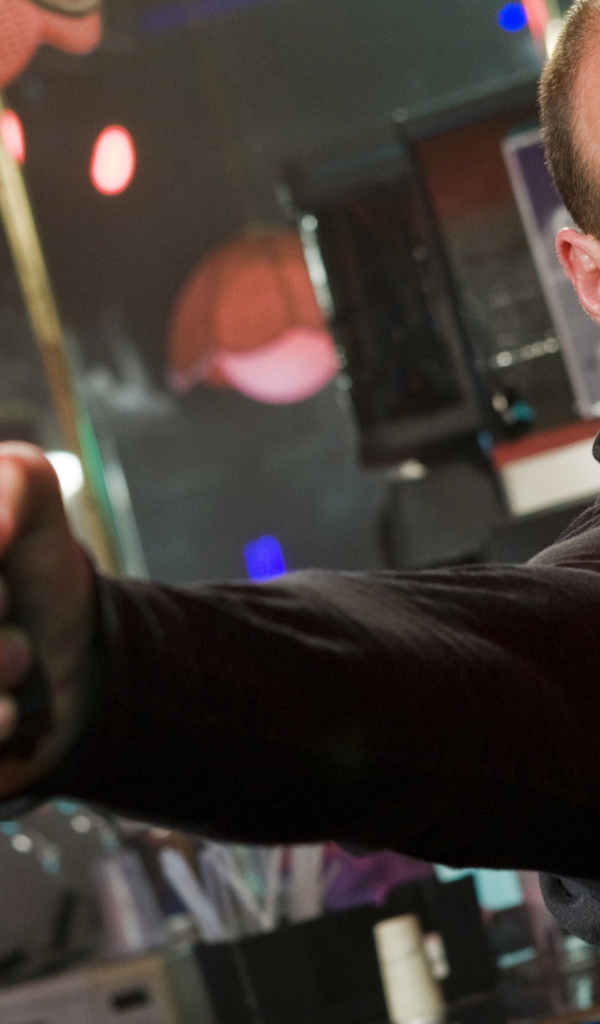 Джейсон Стэтхэм с пистолетом