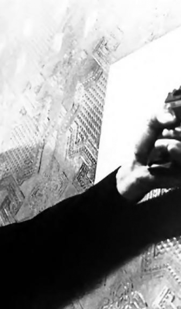 Жан Рено с пистолетом