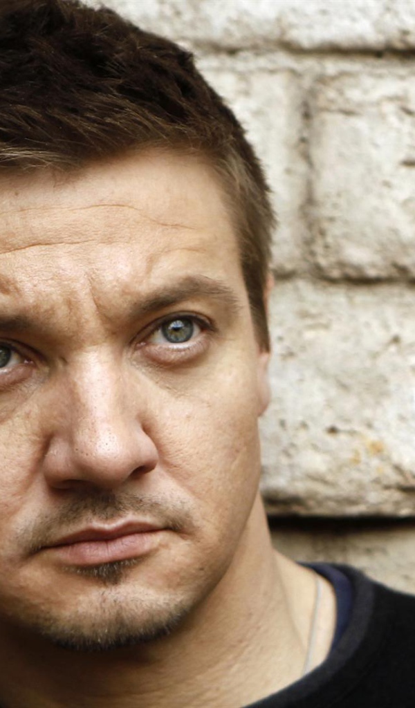 Джереми Реннер крупным планом