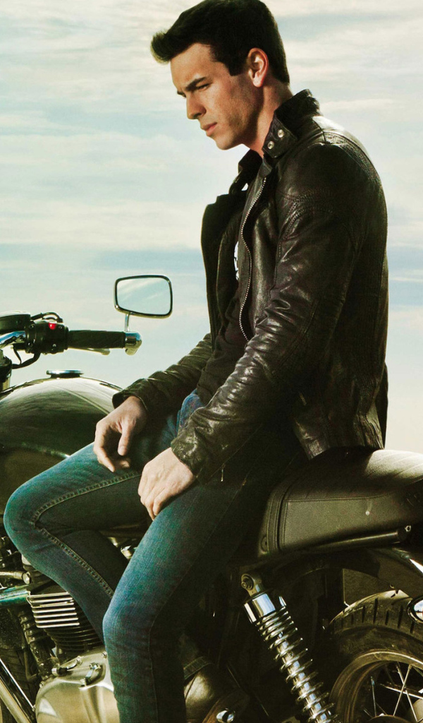 Марио Касас и мотоцикл