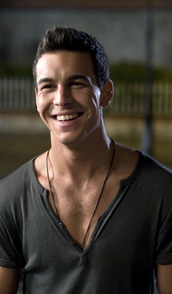 Марио Касас улыбается