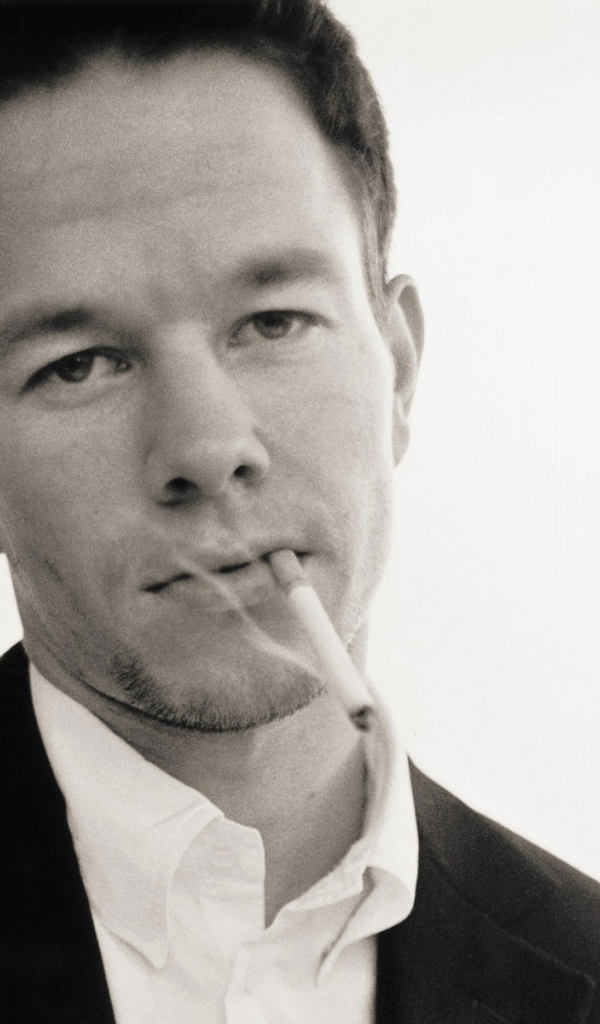 Марк Уолберг курит