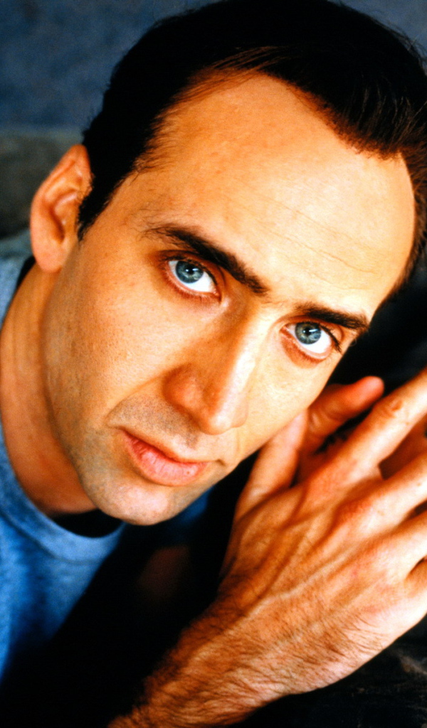 Николас Кейдж на диване