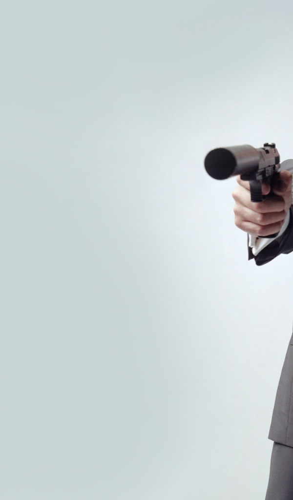 Пирс Борснан с пистолетом