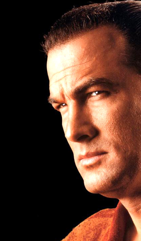 Стивен Сигал на темном фоне