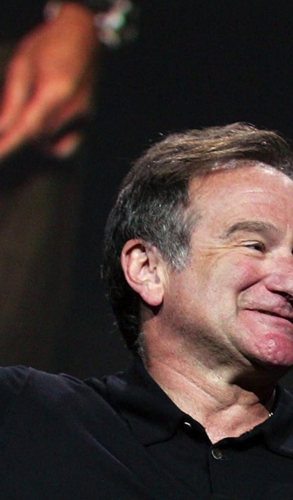 Знаменитый Робин Уильямс показывает рукой вверх