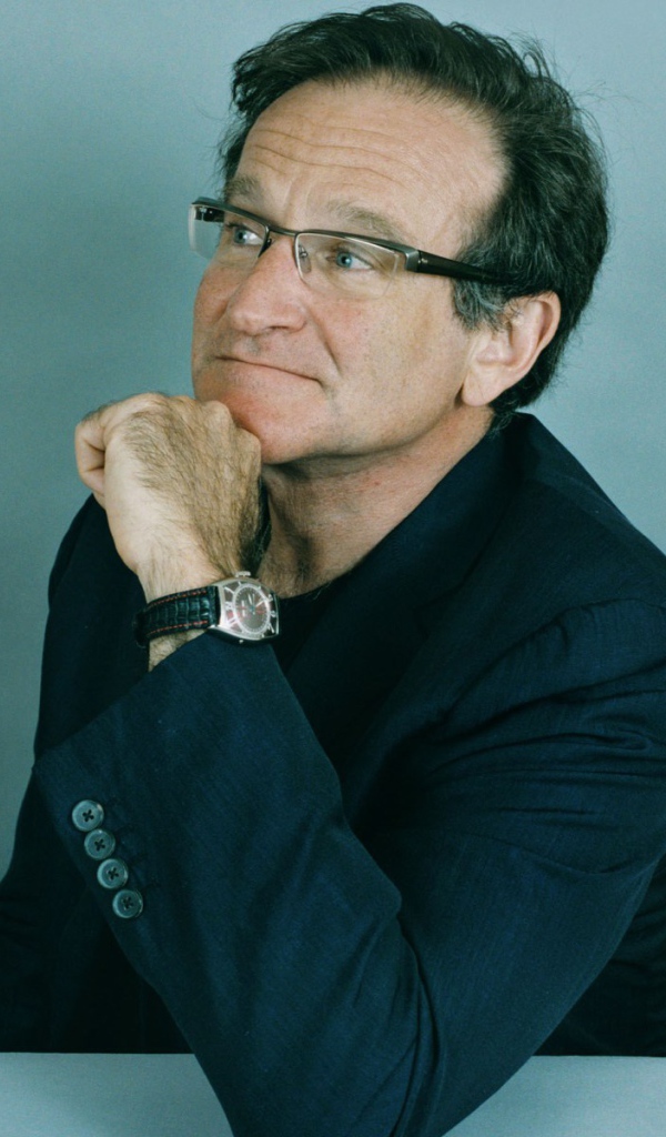 Задумчивый Робин Уильямс в очках