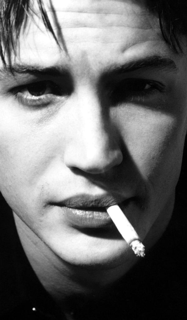 Том Харди в черно-белом